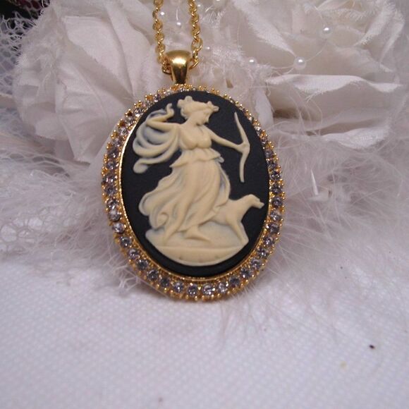 Valentine’s wife wedding GOLD Artemis Aphrodite Renaissance Locket Pendant new - Picture 2 of 4